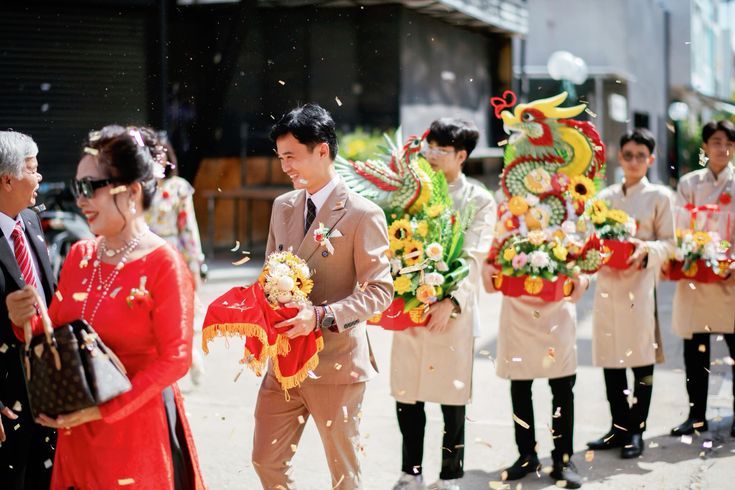 Bê tráp có mất duyên không? Cách bưng mâm quả cưới không mất duyên