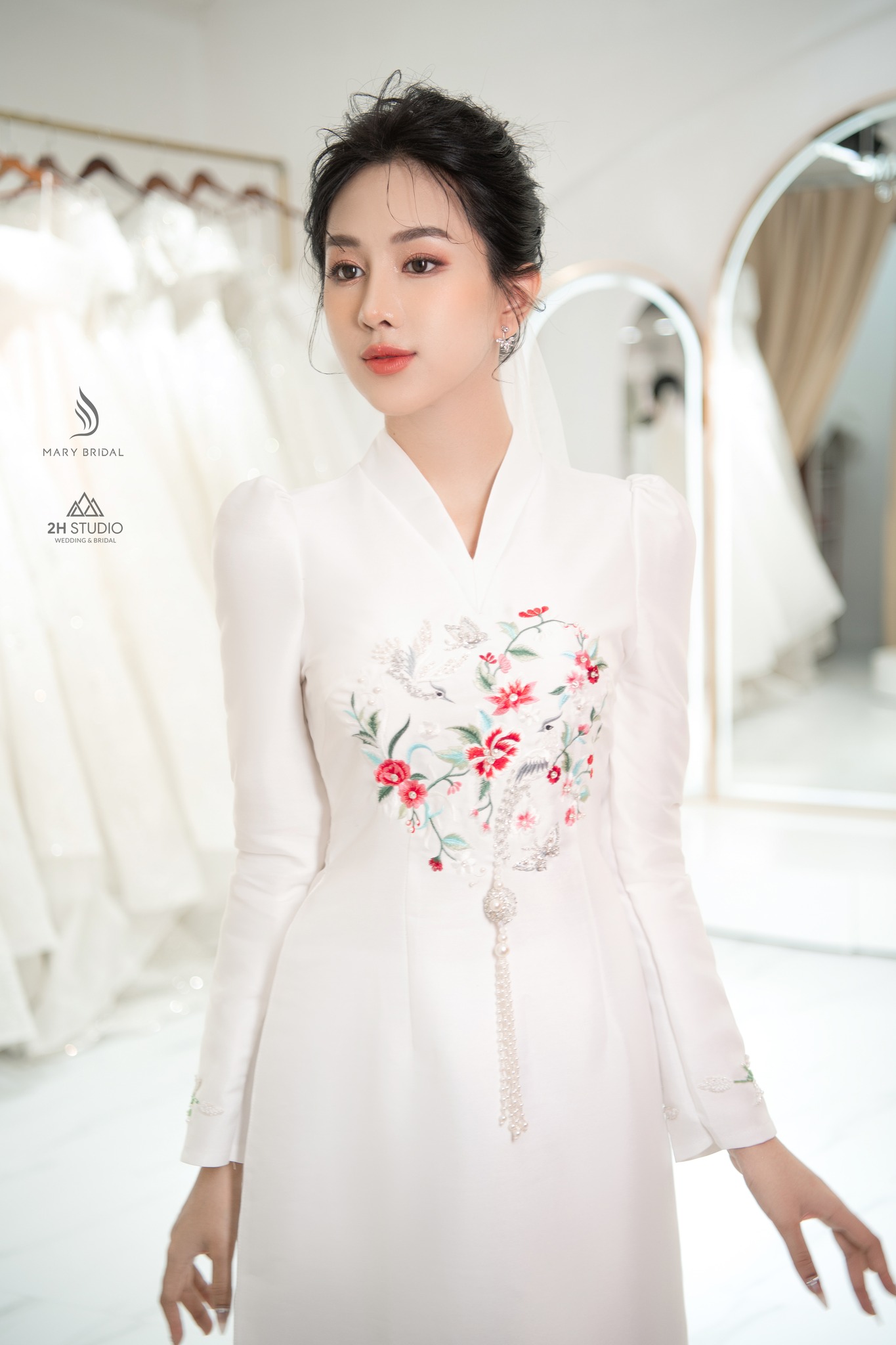 Áo dài cưới cổ chữ V giúp gương mặt trông thon gọn