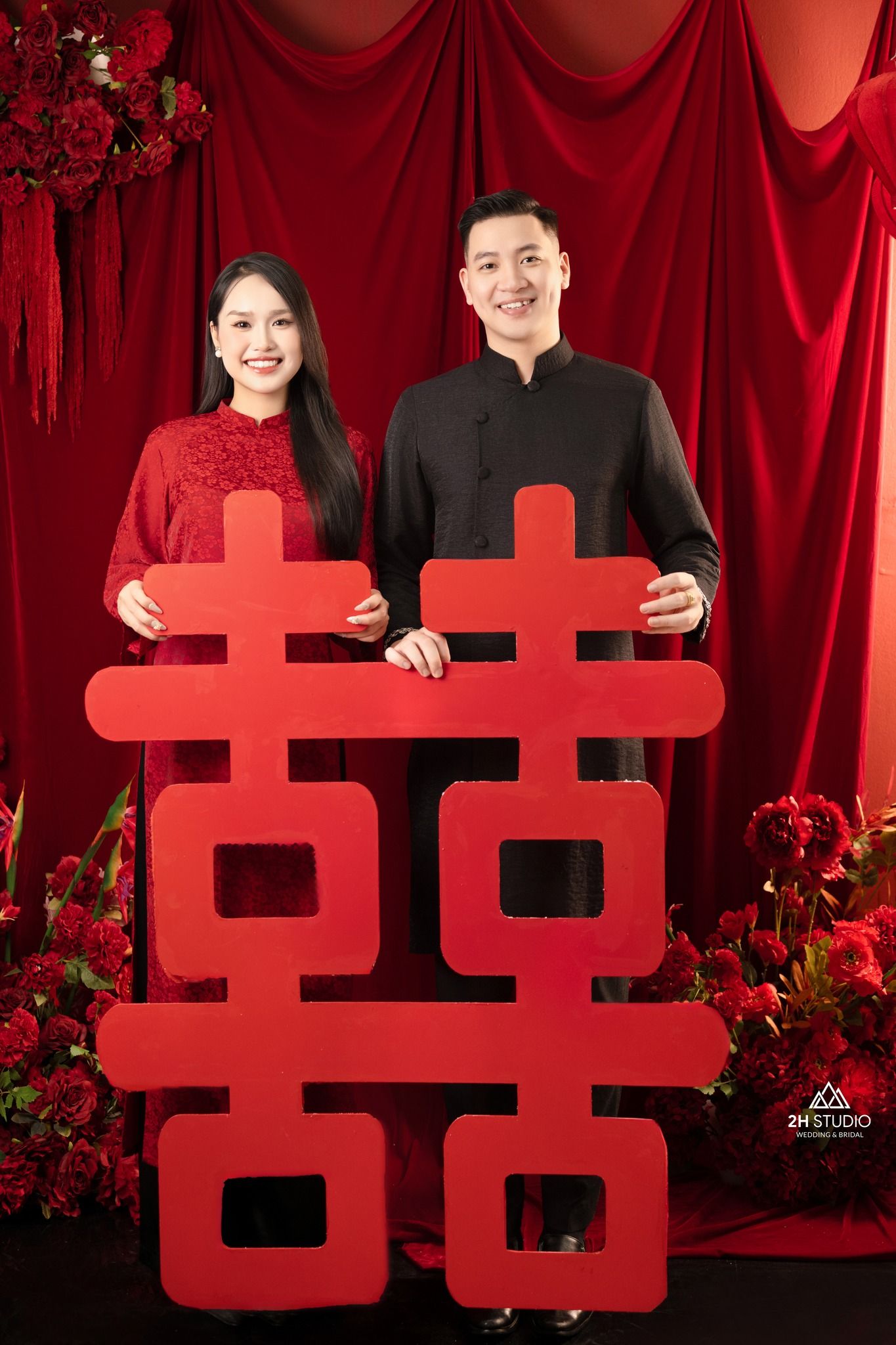 Chụp ảnh cô dâu mặc áo dài trong studio đơn giản hiện đại