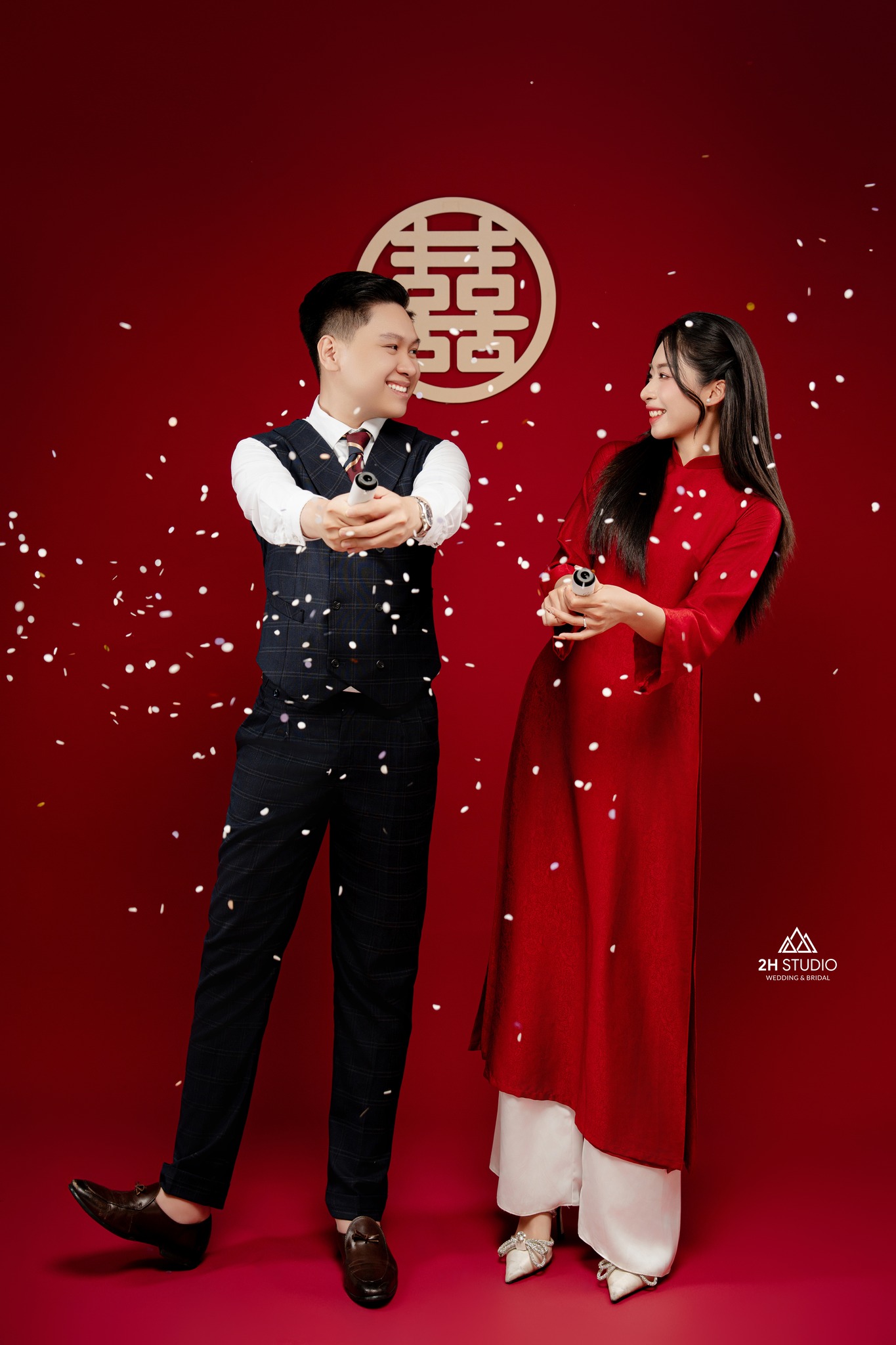 Chụp ảnh cô dâu mặc áo dài trong studio đơn giản hiện đại