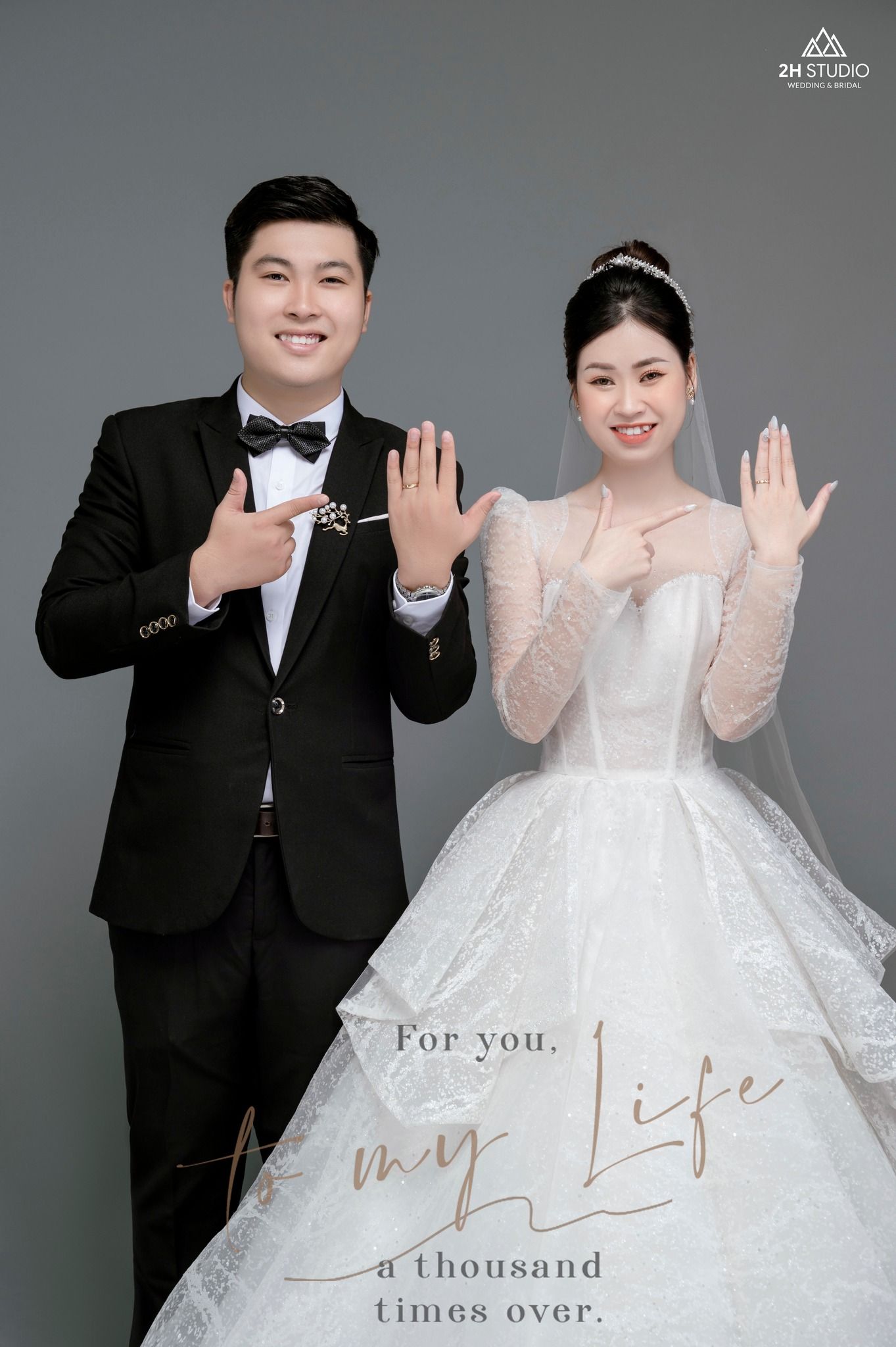 Cặp đôi đeo nhẫn ngón áp út tay trái