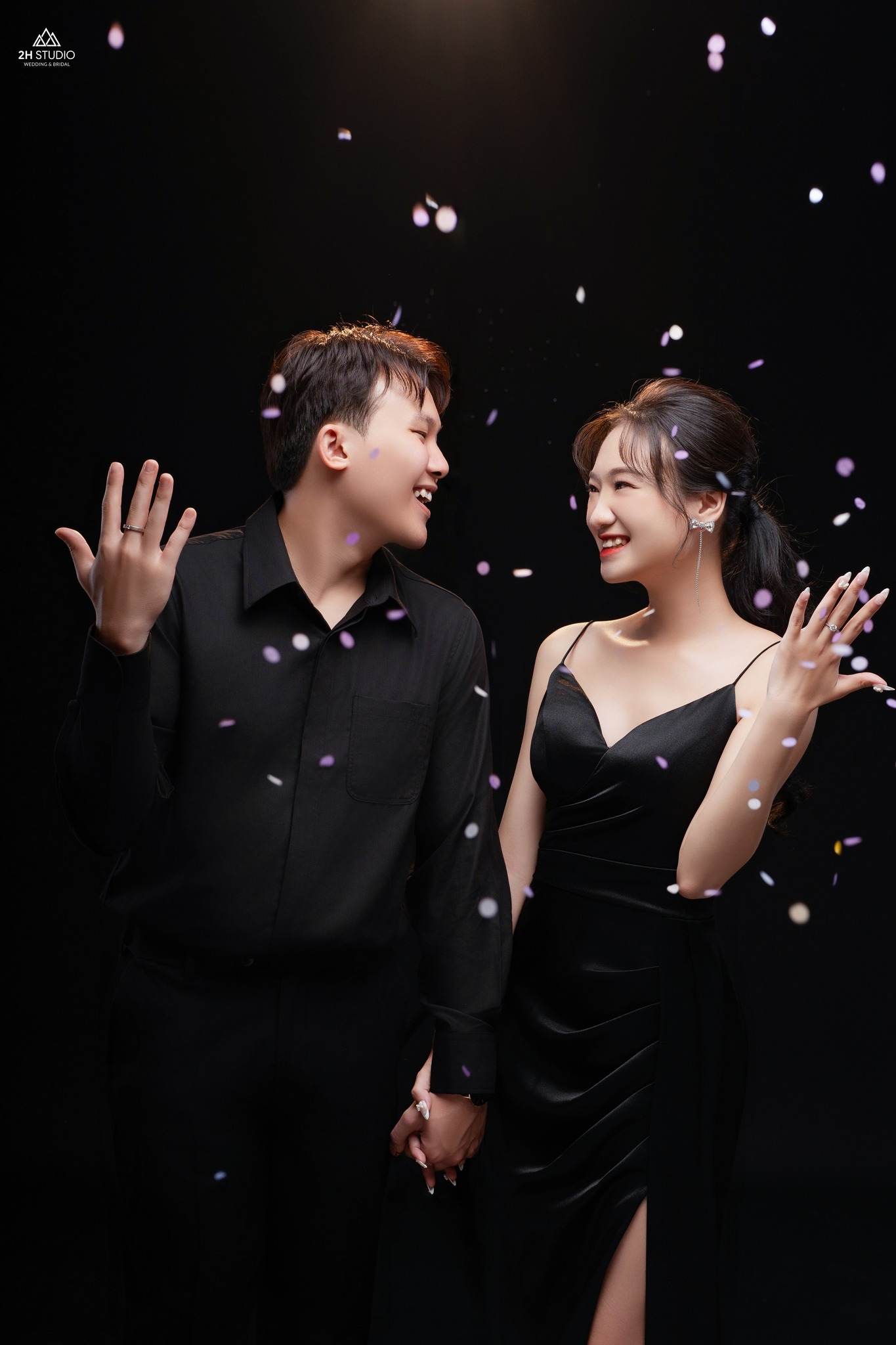 Cặp đôi đeo nhẫn cưới theo quan niệm "Nam tả nữ hữu"