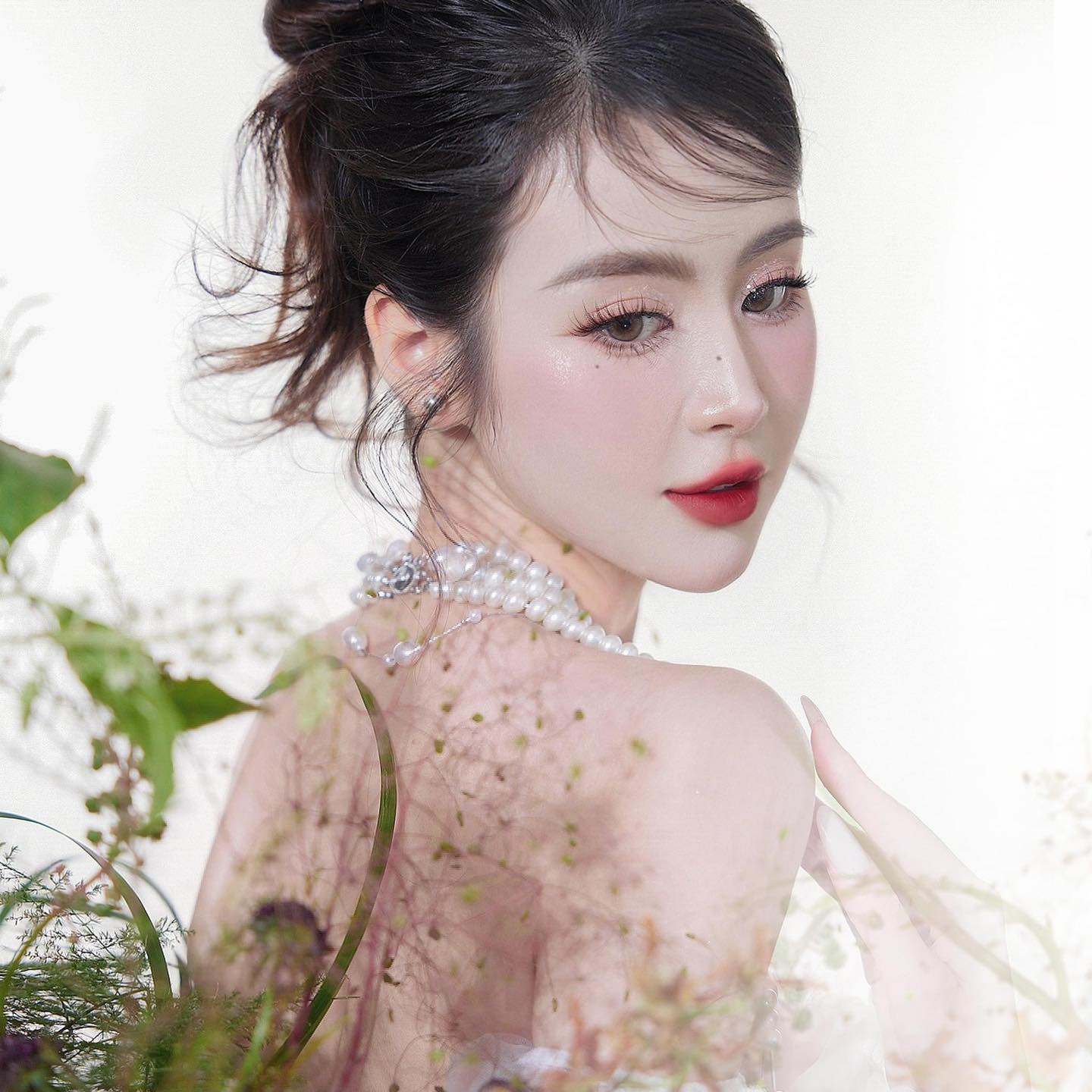 Trang điểm cô dâu tóc ngắn kiểu phương tây