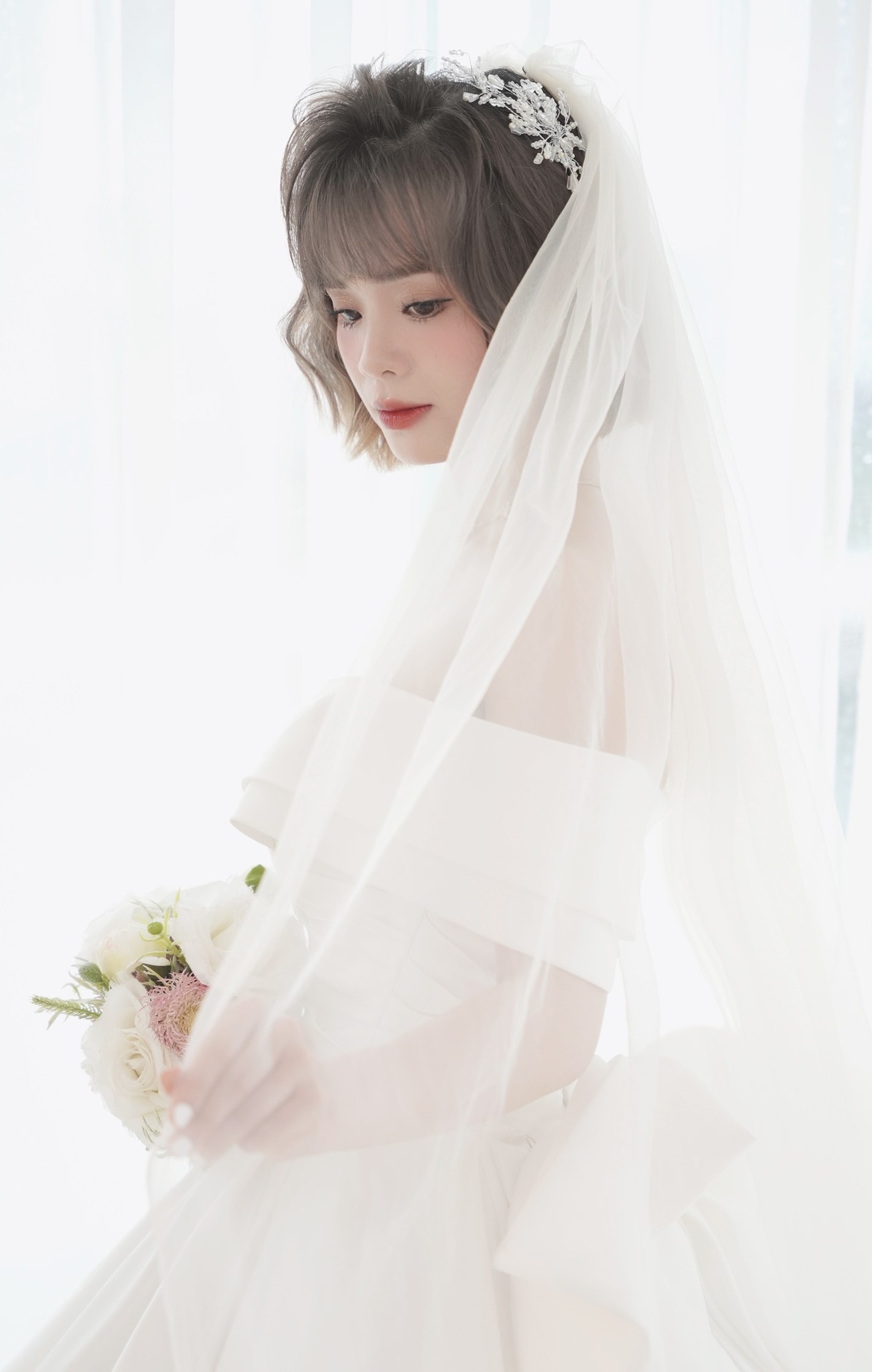 trang điểm cô dâu tóc ngắn