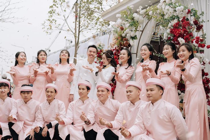 Nam thanh nữ tú bê tráp với trang phục áo dài truyền thống