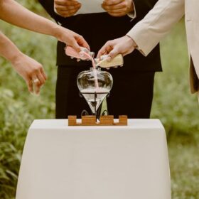 Rót cát hợp hôn trong đám cưới đầy ý nghĩa