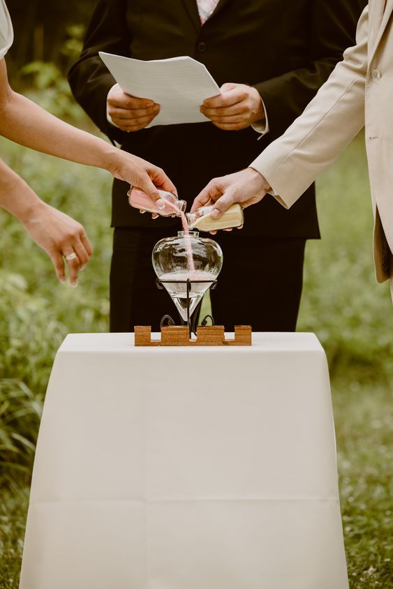 Rót cát hợp hôn trong đám cưới đầy ý nghĩa