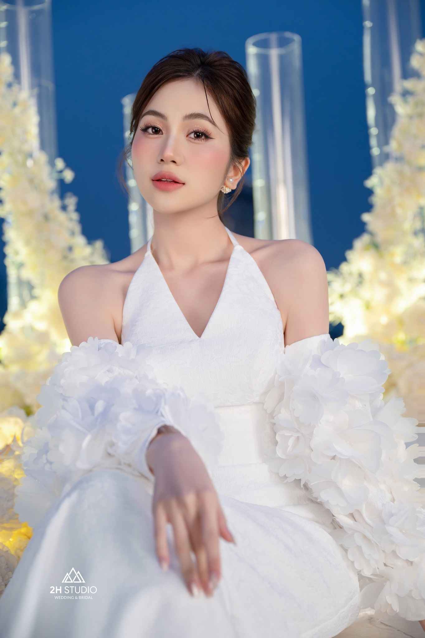 Váy cưới Hàn Quốc cổ chữ V tay hoa bồng