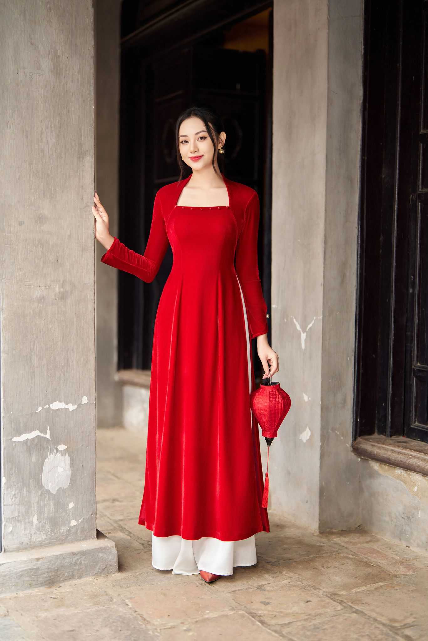 Áo dài cổ vuông chất liệu lụa