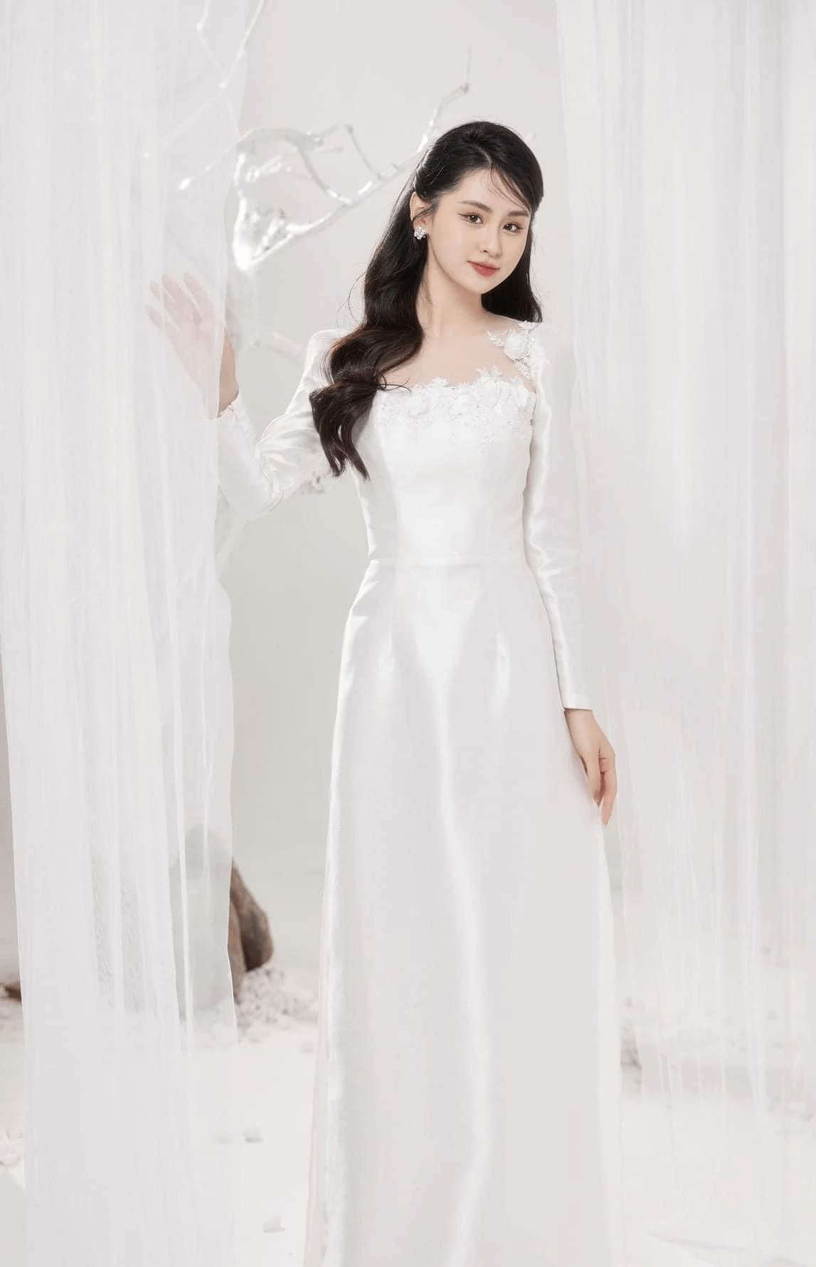 Áo dài cổ vuông phối ren