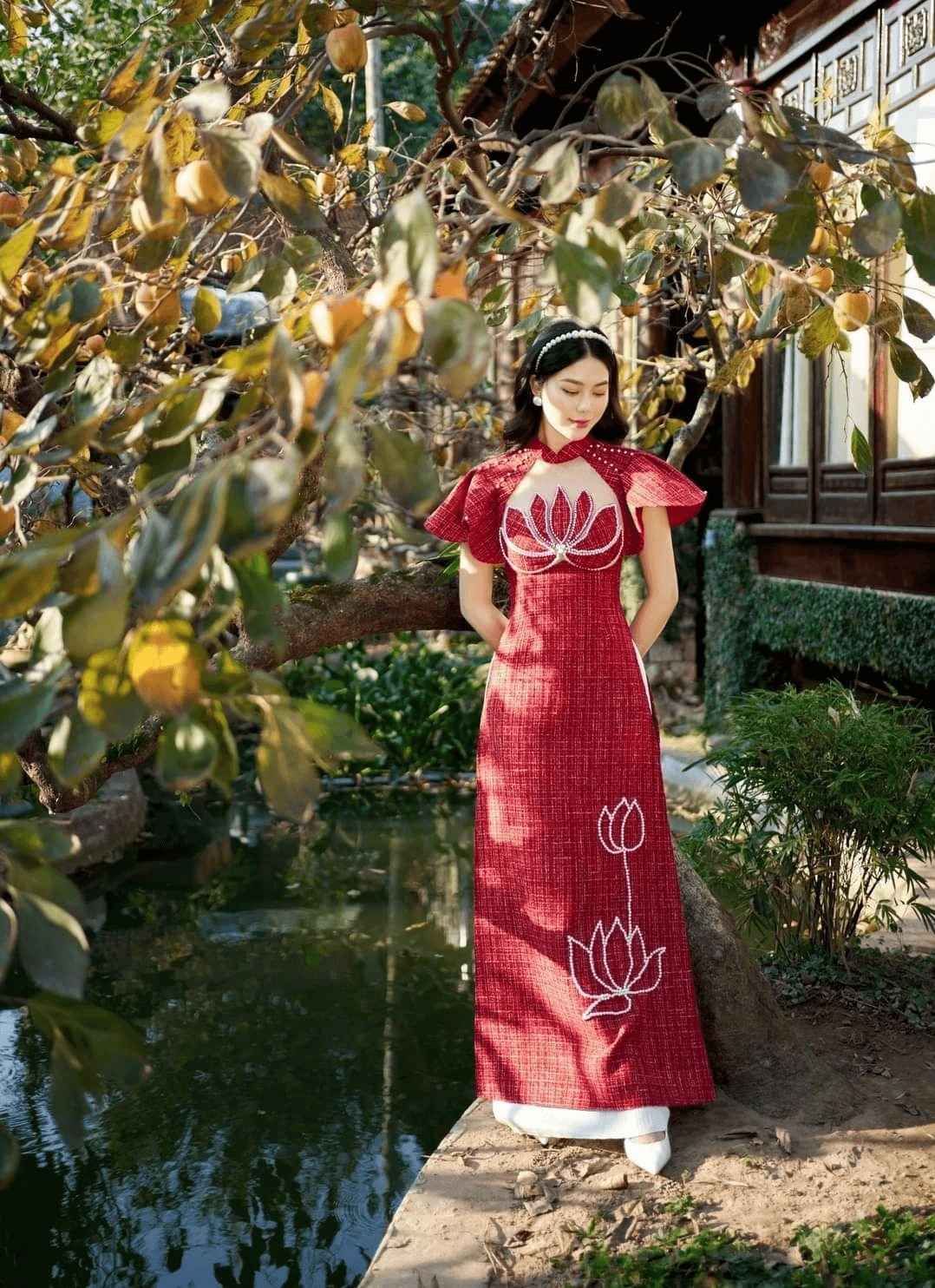Áo dài cổ vuông thêu tay