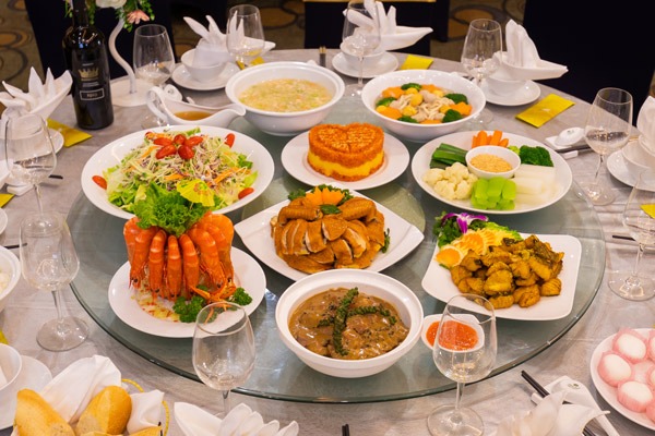 Các món ăn trong đám cưới phải cân bằng màu sắc và mùi vị