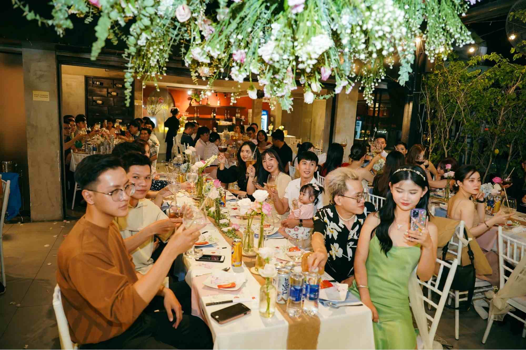 Khai tiệc dùng bữa tại buổi lễ báo hỷ