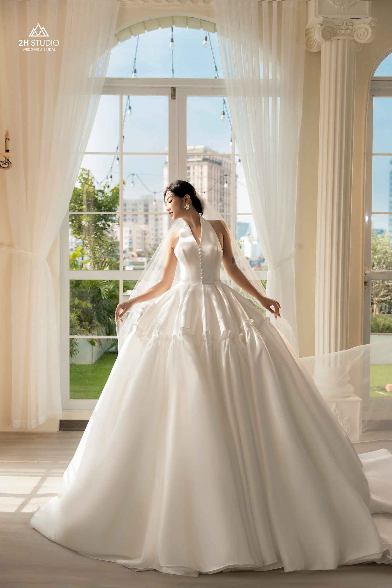 Váy cưới Hàn Quốc cổ chữ V dáng xòe