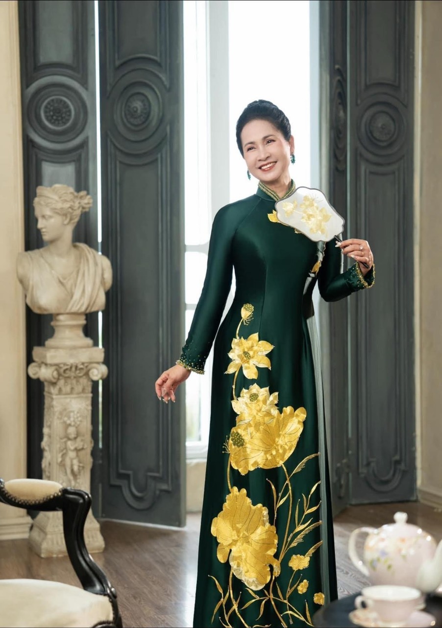 Áo dài lụa thêu hình hoa sen