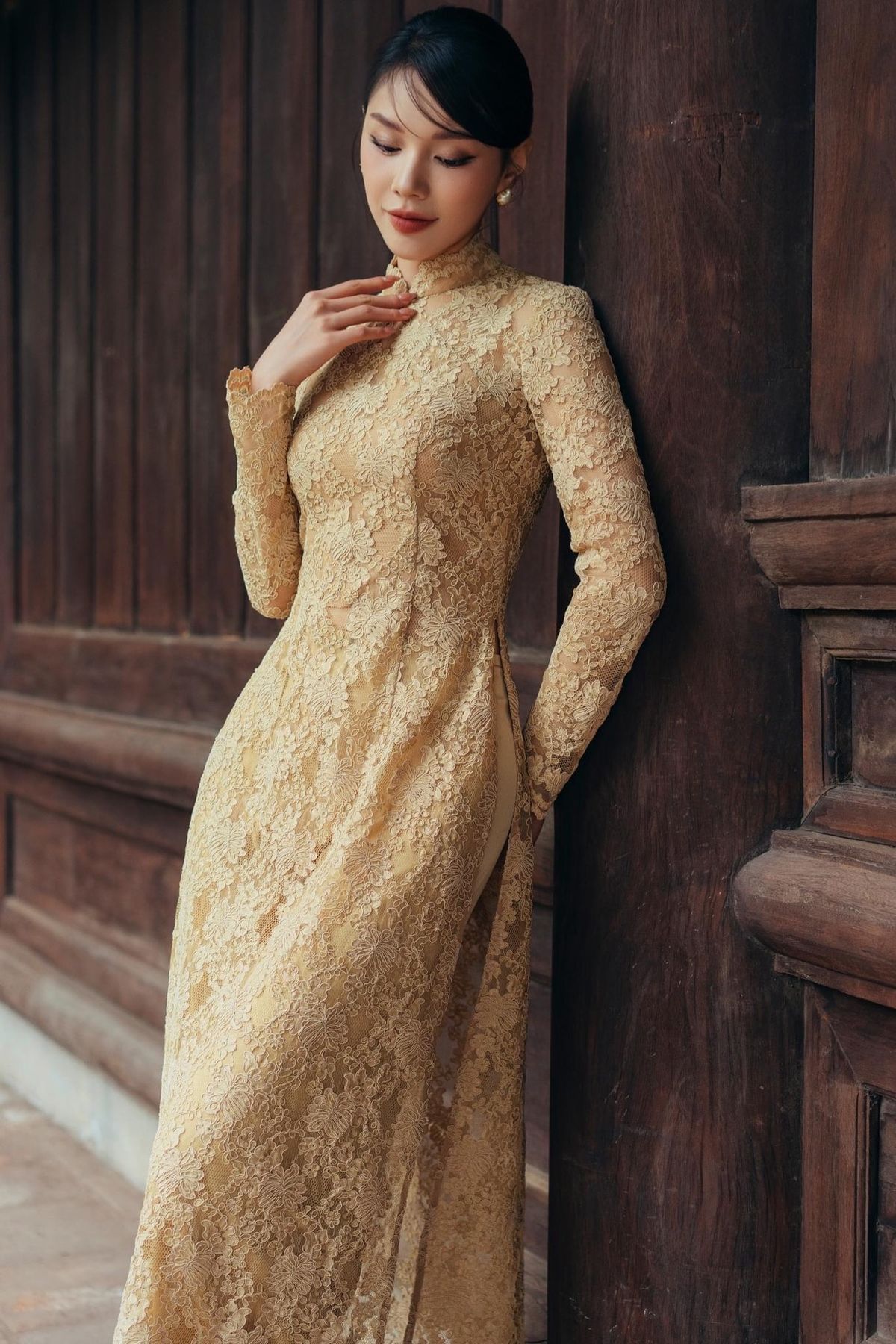 Áo dài ren vàng