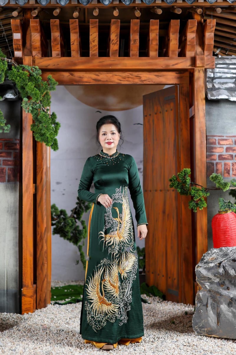 Áo dài đính đá hình con công