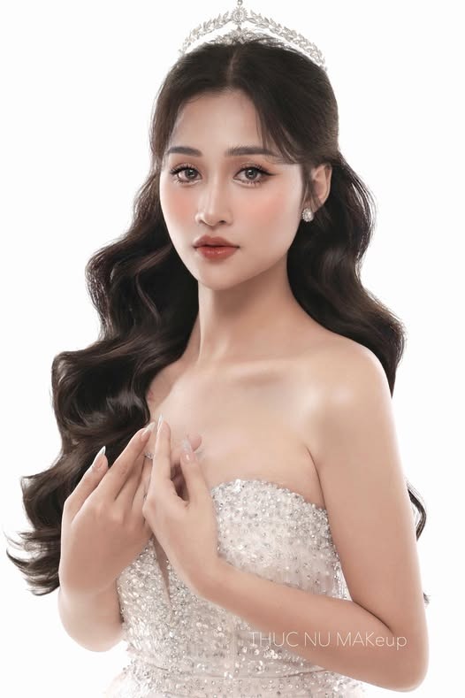 Kiểu tóc búi nửa đầu đội vương miện cho cô dâu