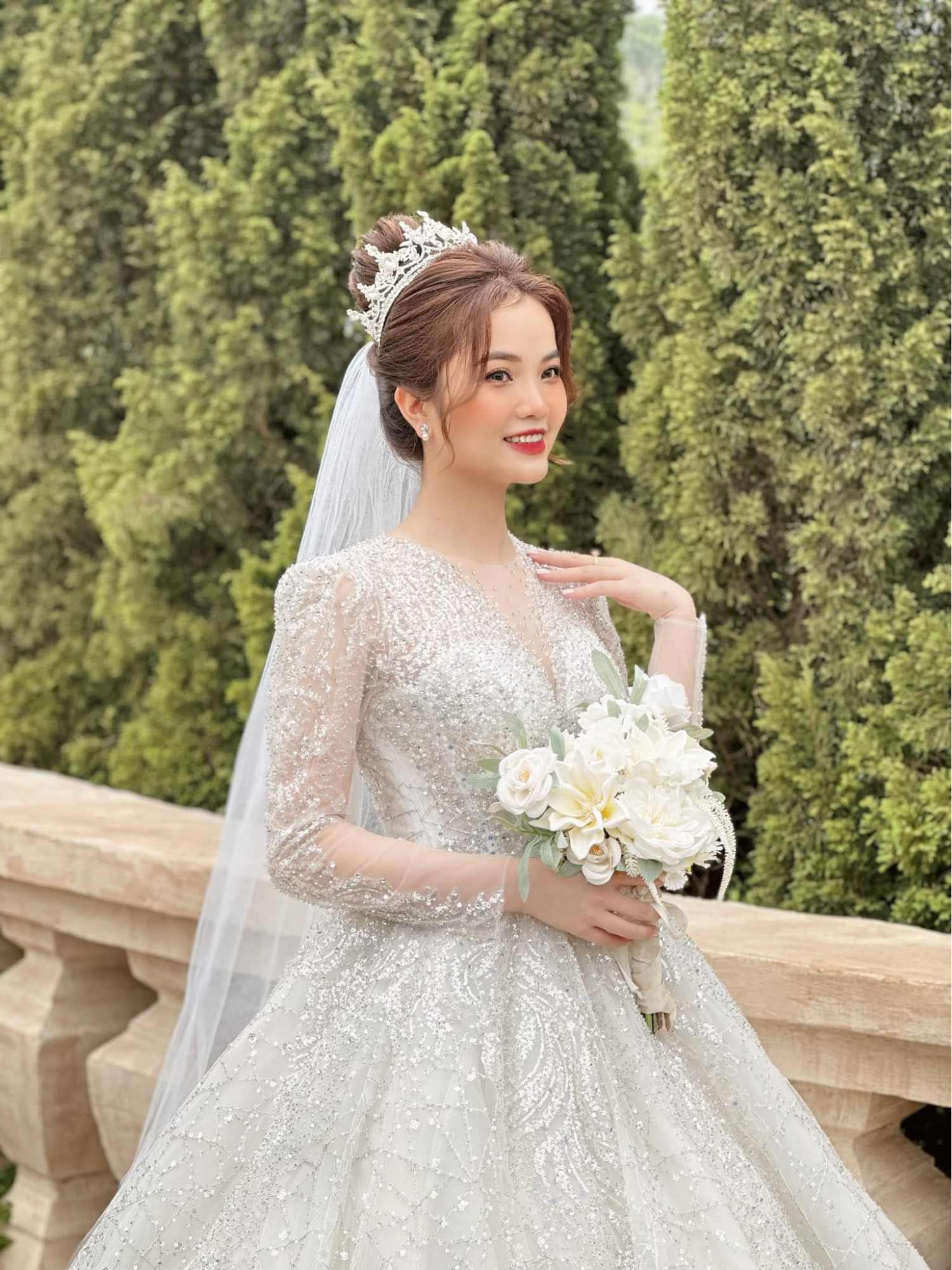 Kiểu tóc cô dâu búi cao đội vương miện lộng lẫy