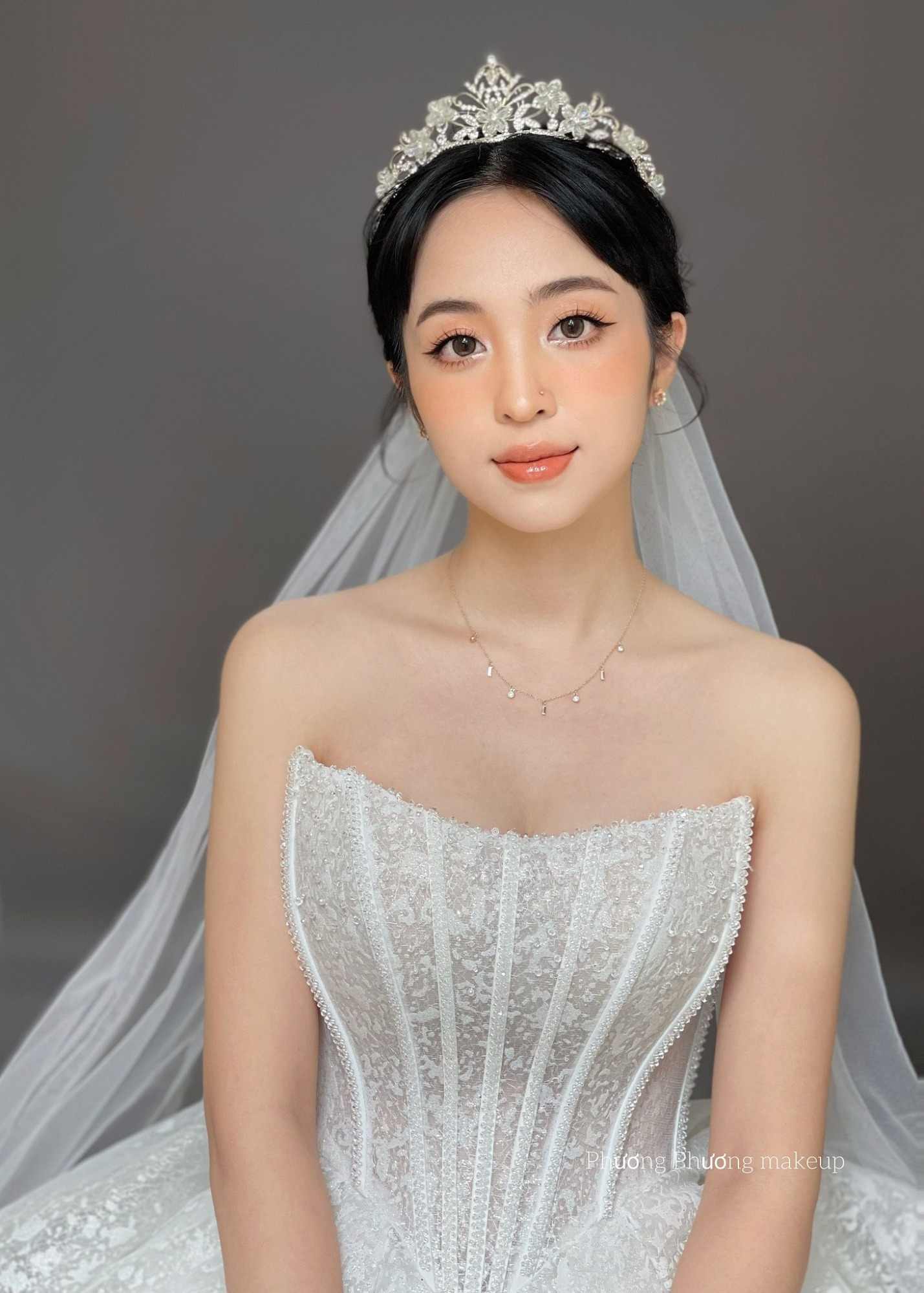 Kiểu tóc cô dâu búi thấp đội vương miện dịu dàng