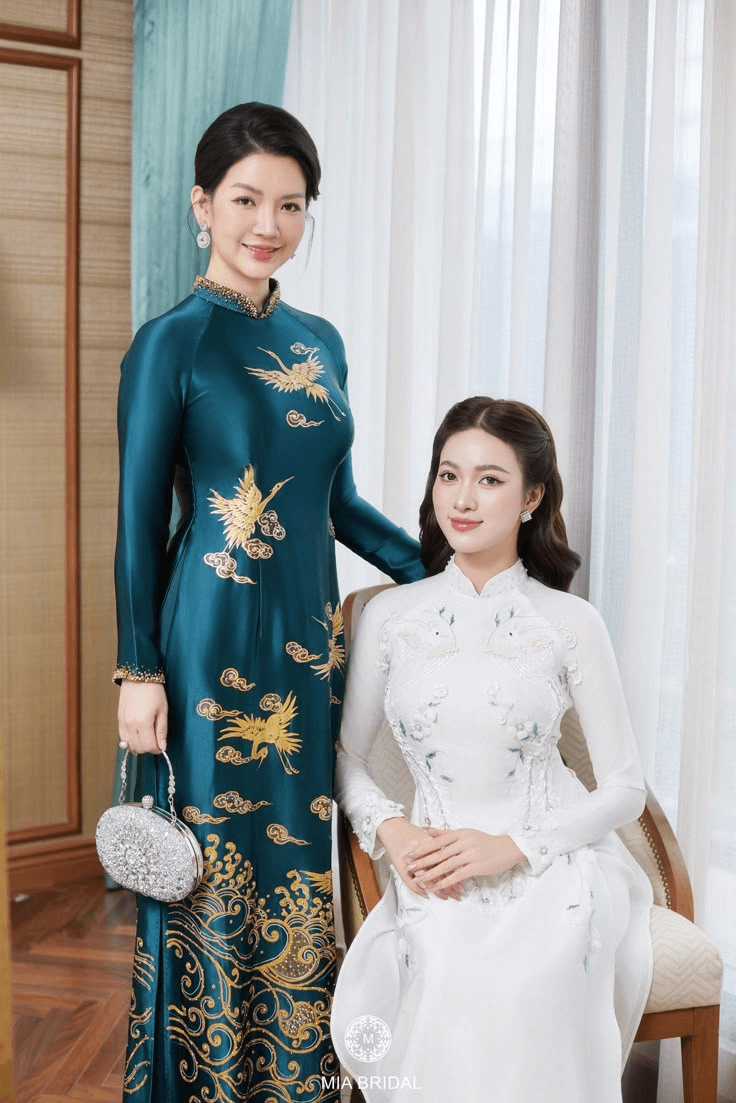 Mẫu áo dài gấm cho mẹ cô dâu