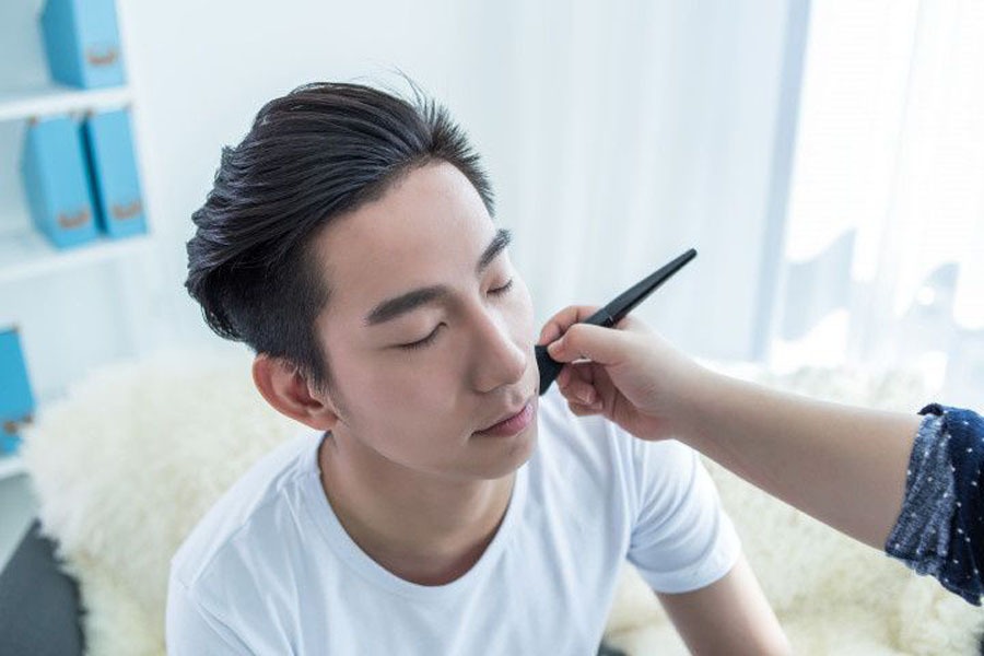 Trang điểm chú rể trong ngày trọng đại