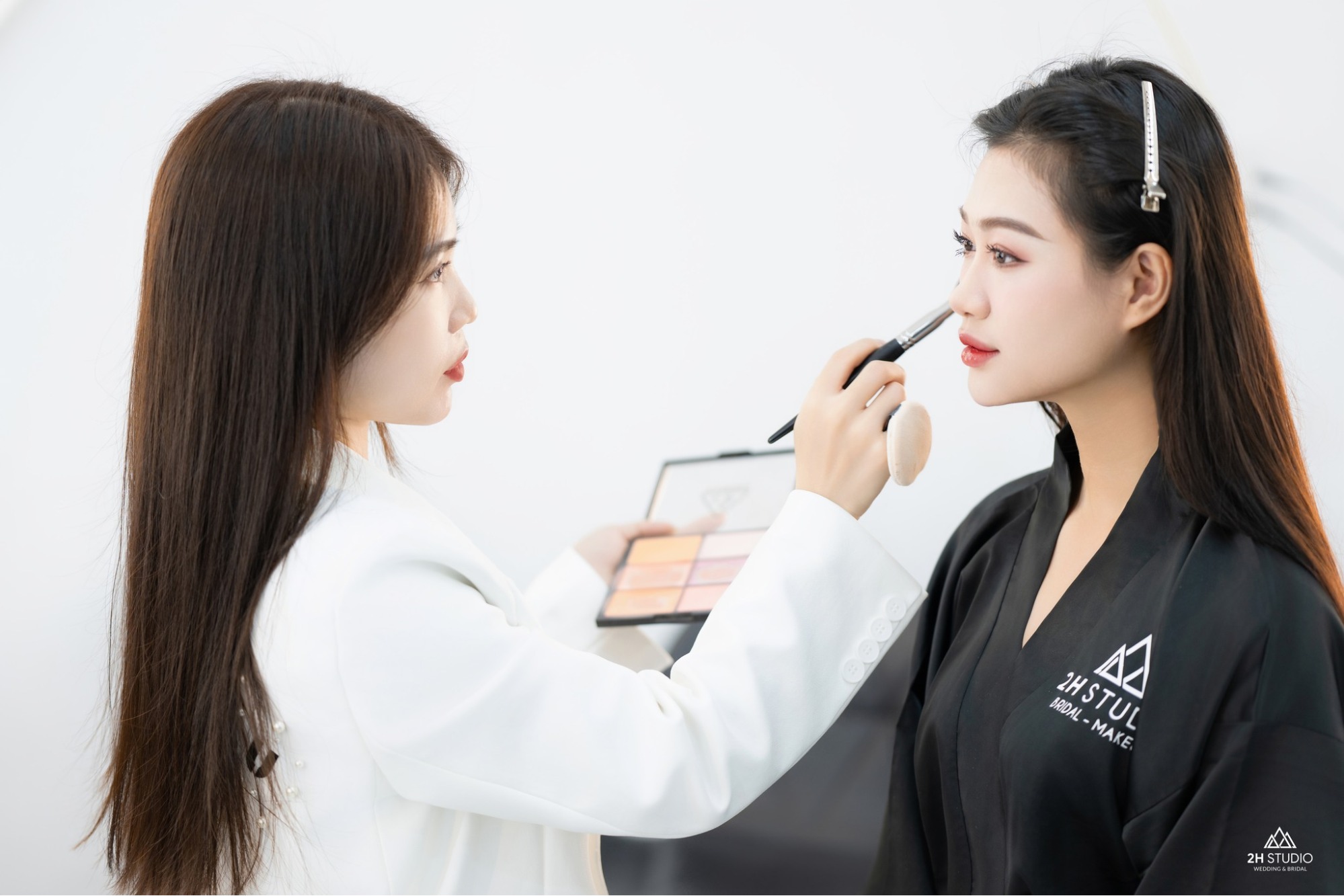 Cách chọn mỹ phẩm trang điểm cho cô dâu mặt mụn