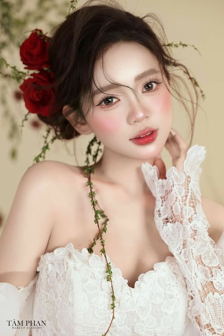 Kiểu tóc cô dâu búi cao phối kèm hoa tươi