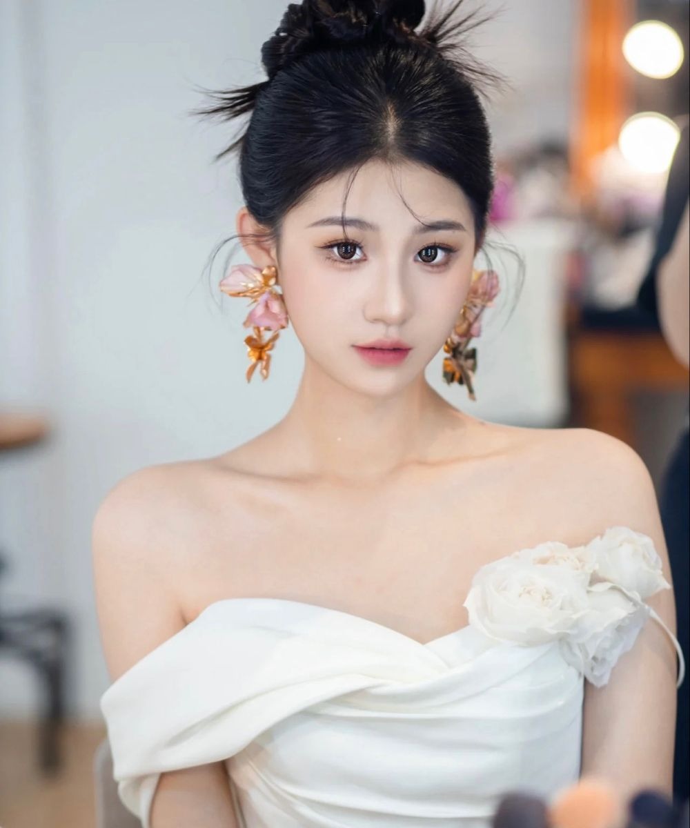 Kiểu tóc cô dâu búi cọ xòe