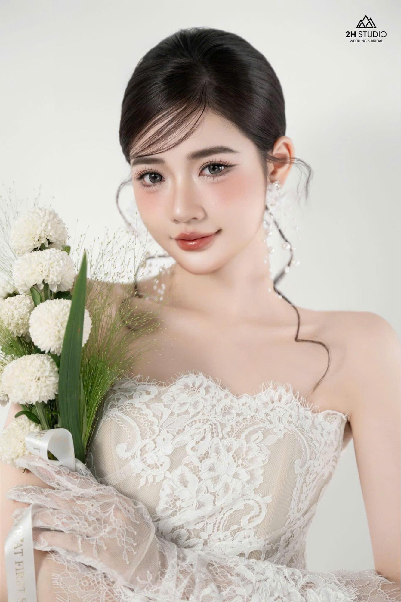 Kiểu tóc cô dâu có mái xéo đẹp