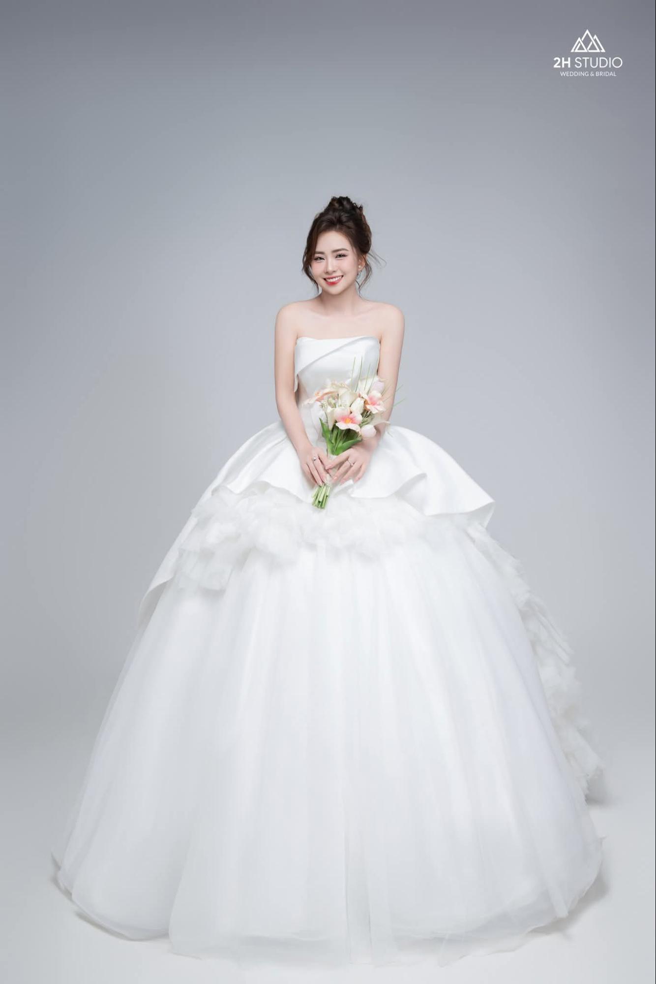 Áo cưới hở lưng dáng công chúa bồng bềnh lộng lẫy 3