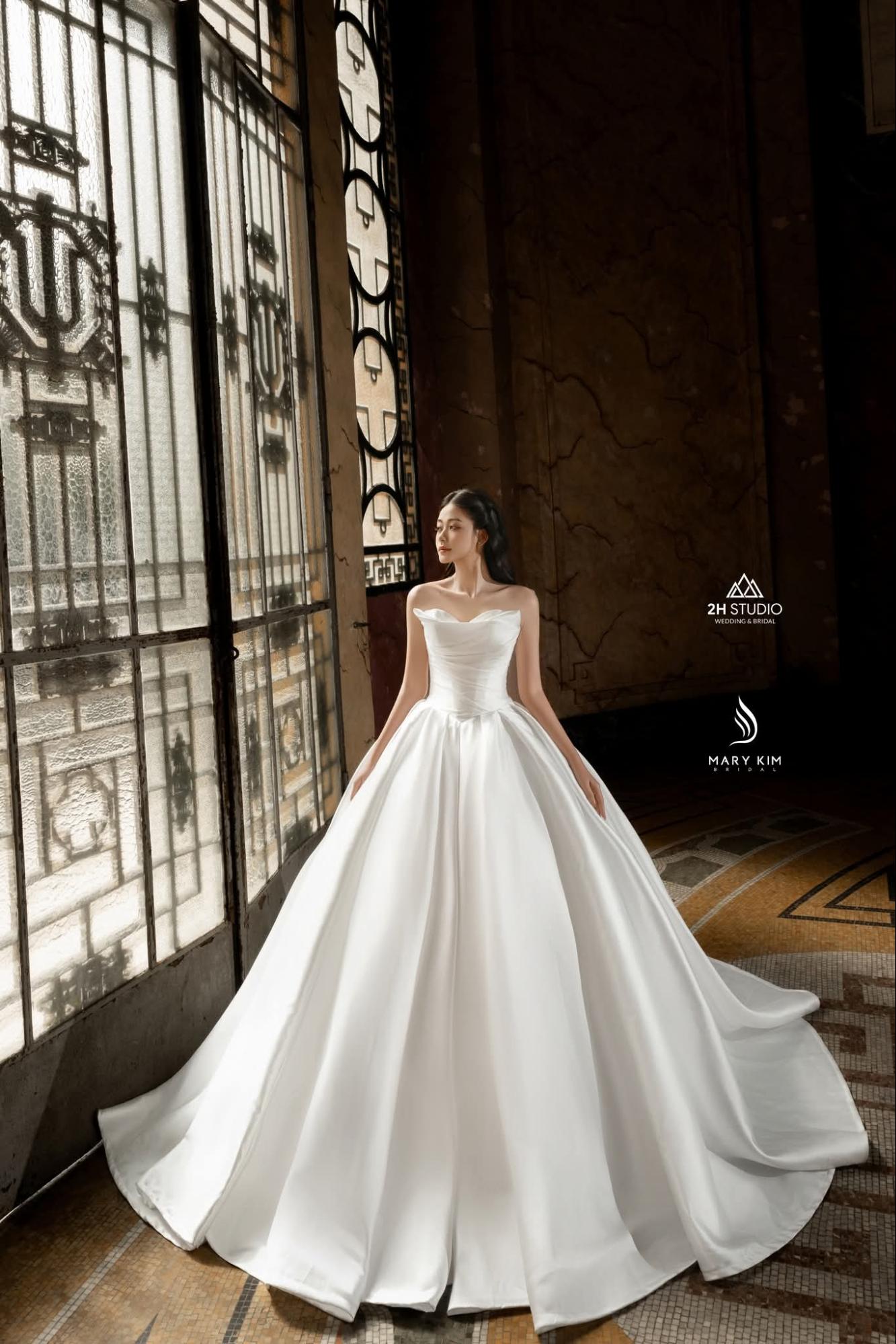 Áo cưới hở lưng dáng công chúa bồng bềnh lộng lẫy 2