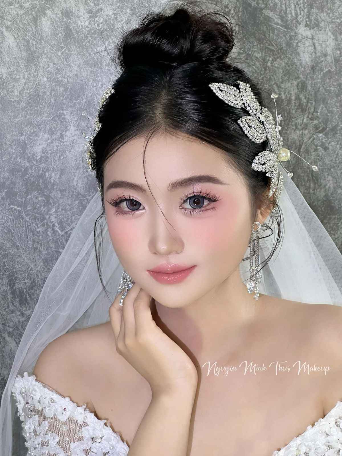 Các kiểu tóc cô dâu mặt tròn