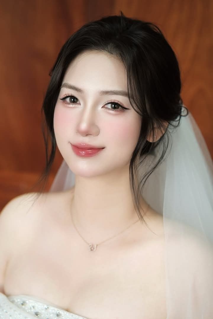 Kiểu tóc cho cô dâu mặt tròn
