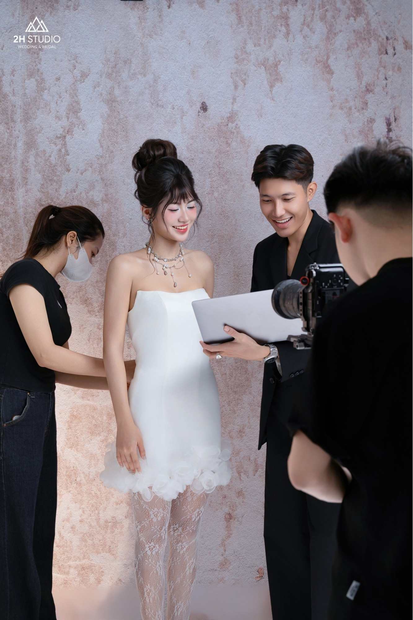 Mặc thử và điều chỉnh váy cưới