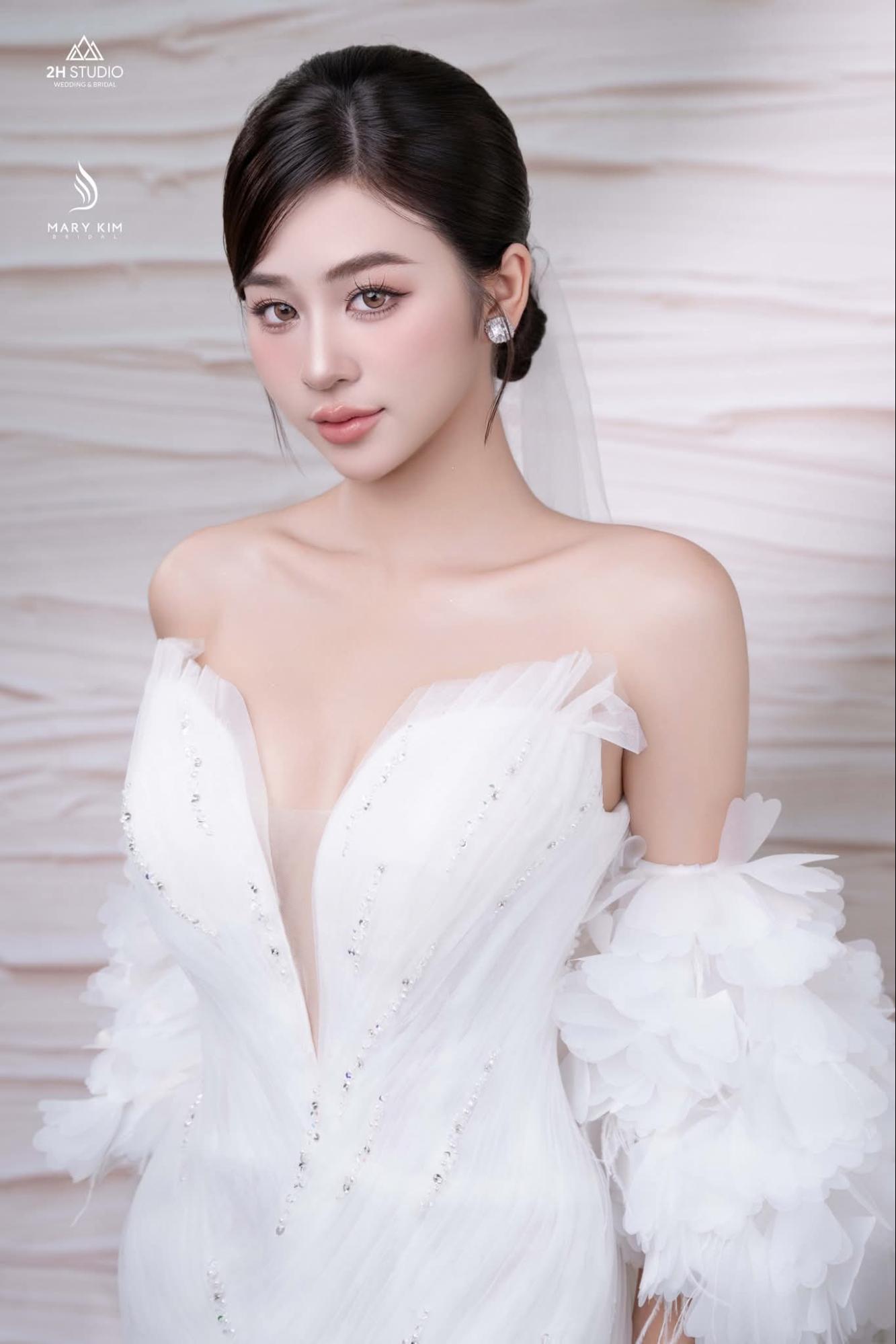 Váy cưới hở lưng cổ chữ V cá tính hiện đại 1