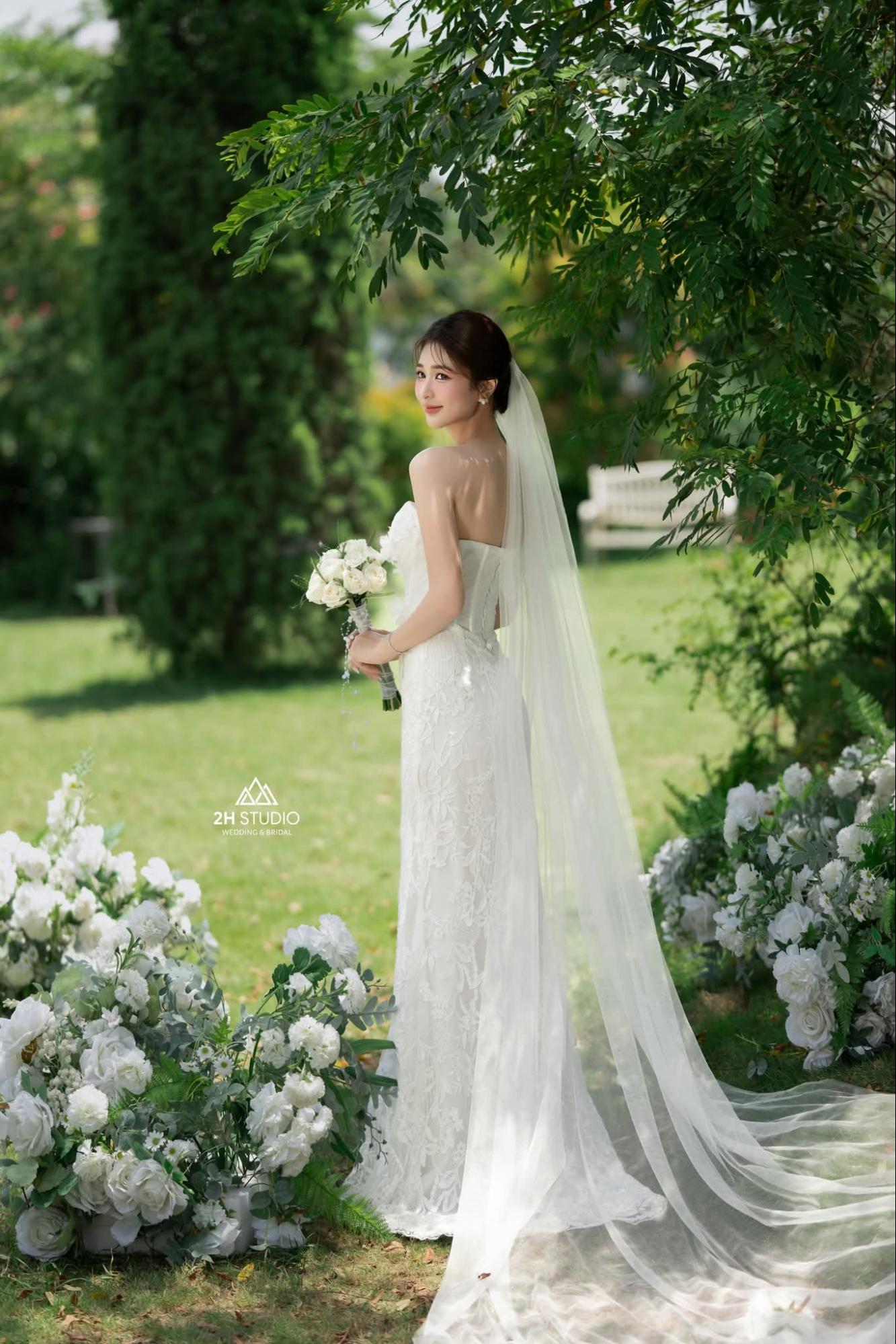 Váy cưới hở lưng đuôi cá quyến rũ