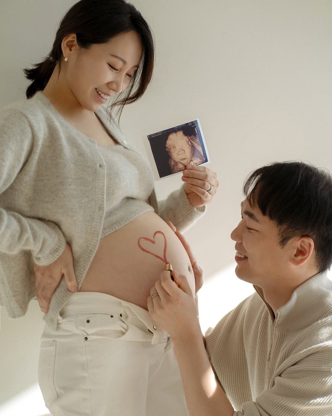 Concept chụp ảnh gia đình có thành viên mới trong bụng