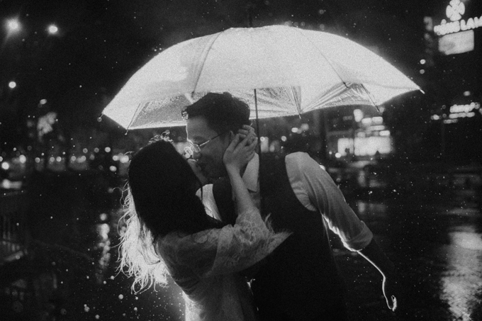 Chụp ảnh cưới cùng chiếc ô trong suốt