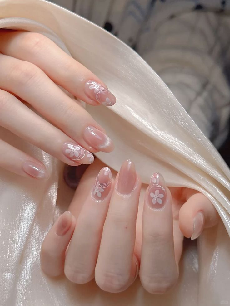 Mẫu nail đẹp cho cô dâu chụp ảnh cưới vẽ hoa tinh xảo 2
