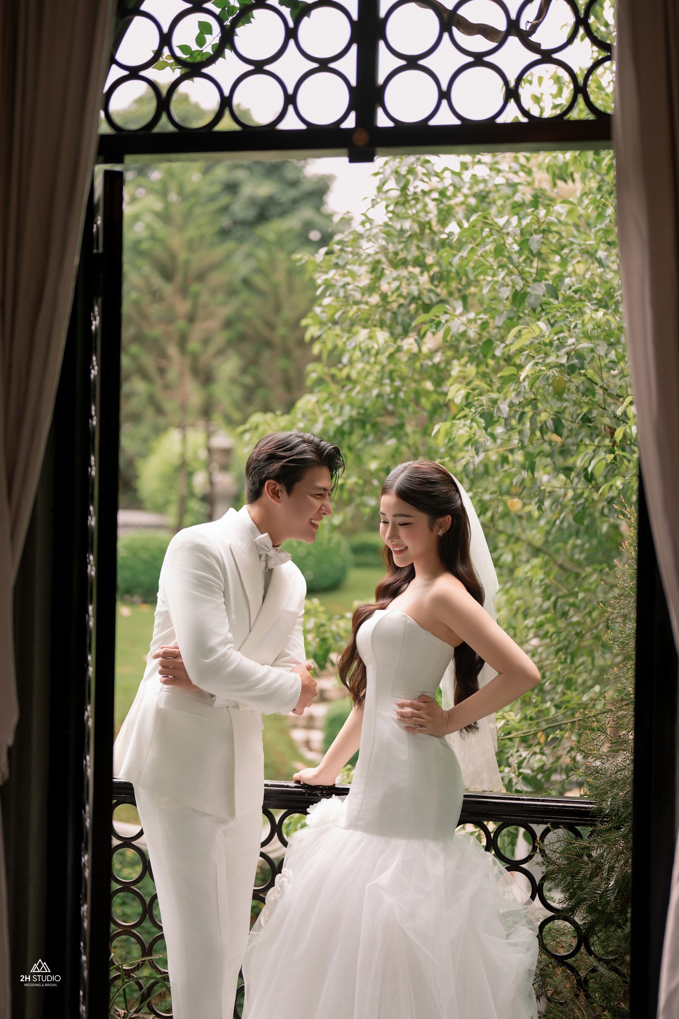 Nên chọn background phù hợp với trang phục đám cưới