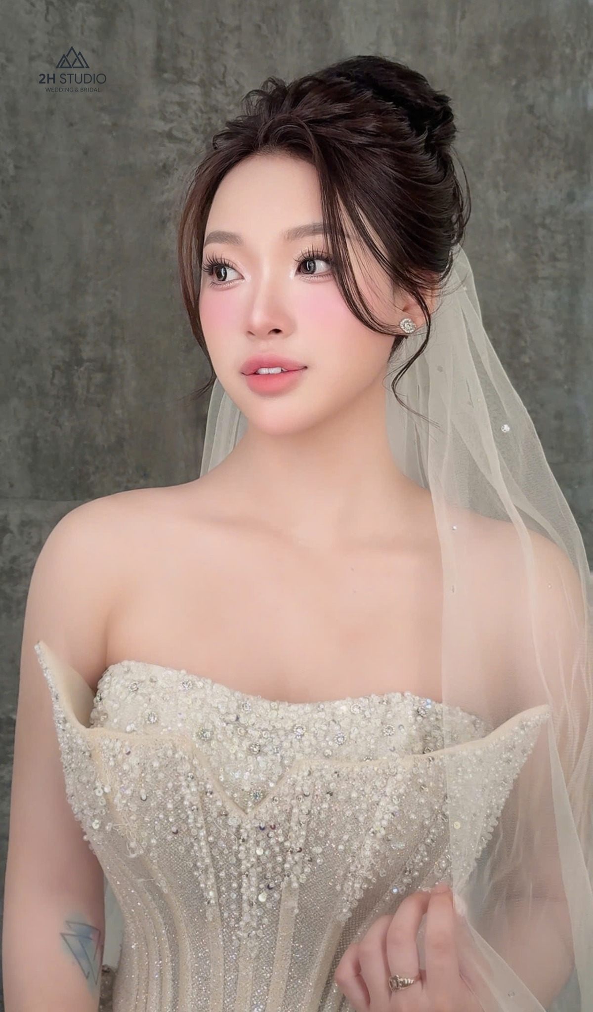 Chọn chất liệu váy phù hợp với mùa cưới