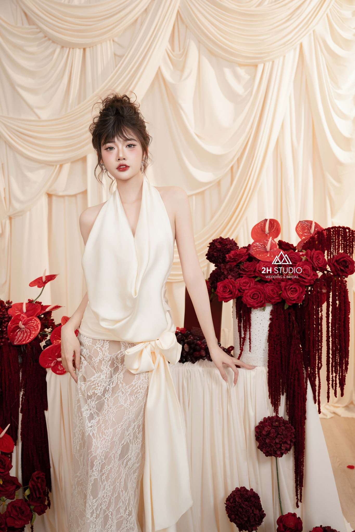 Mẫu váy cưới cổ yếm dáng suông