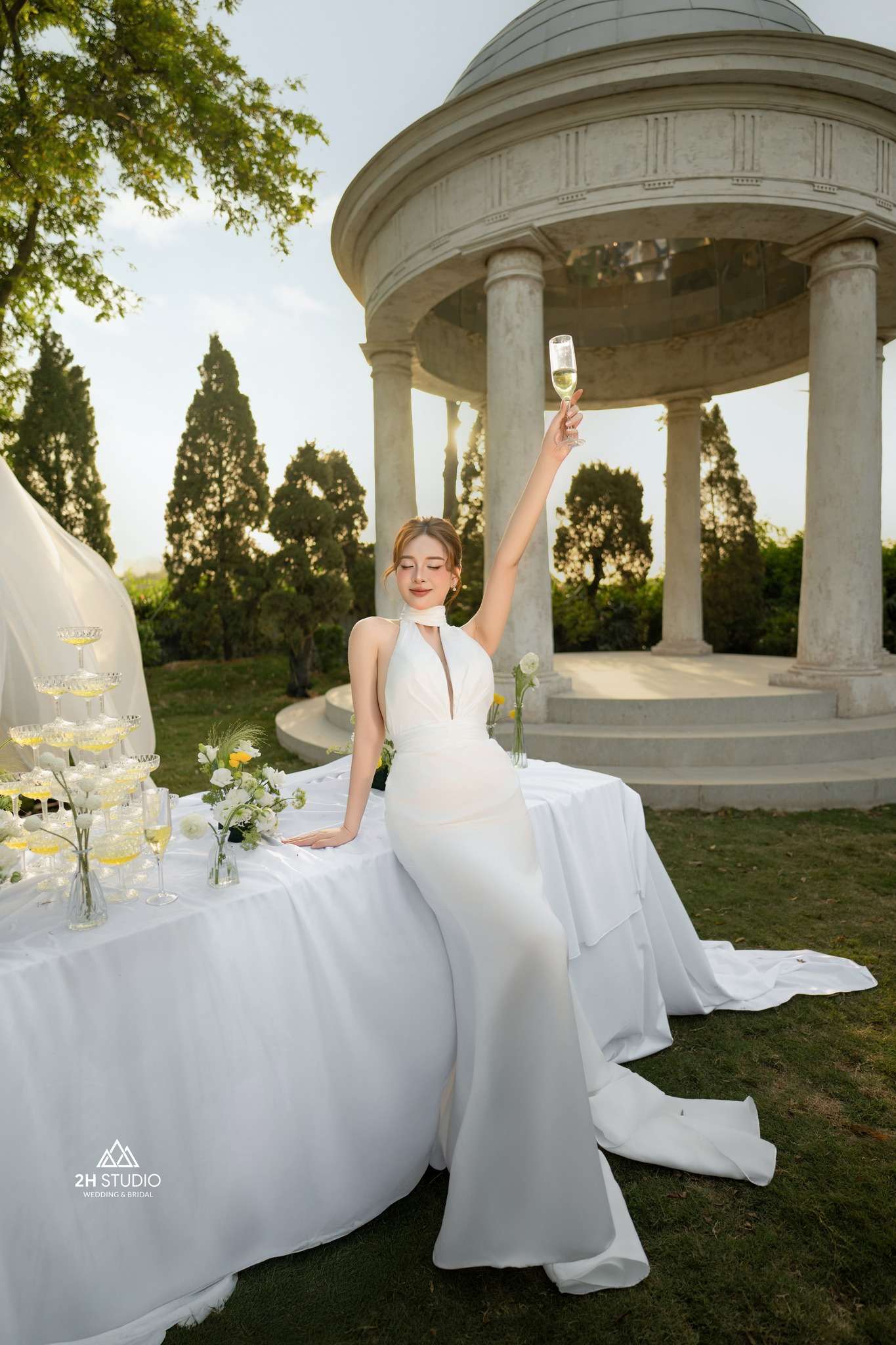 Mẫu váy cưới cổ yếm đuôi cá quyến rũ