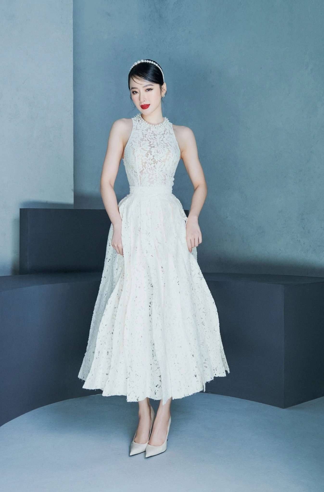 Mẫu váy cưới cổ yếm ngắn trẻ trung