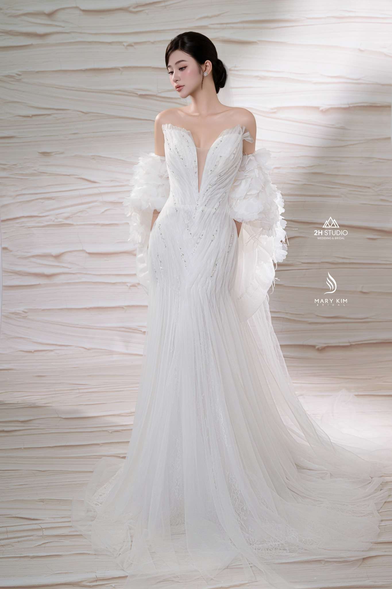 Mẫu váy cưới vừa dịu dàng vừa quyền lực tại 2H STUDIO
