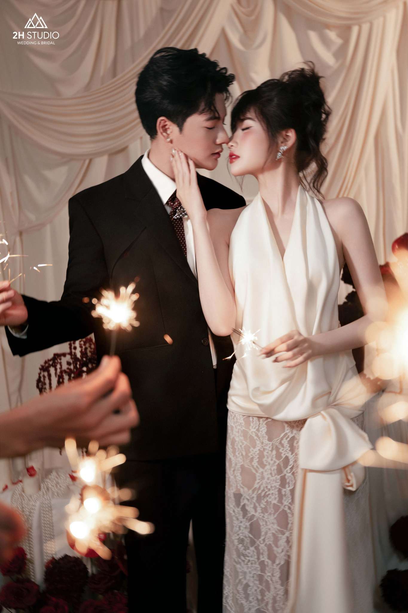 Váy cưới cổ yếm ấn tượng của thương hiệu Mary Kim tại 2H STUDIO