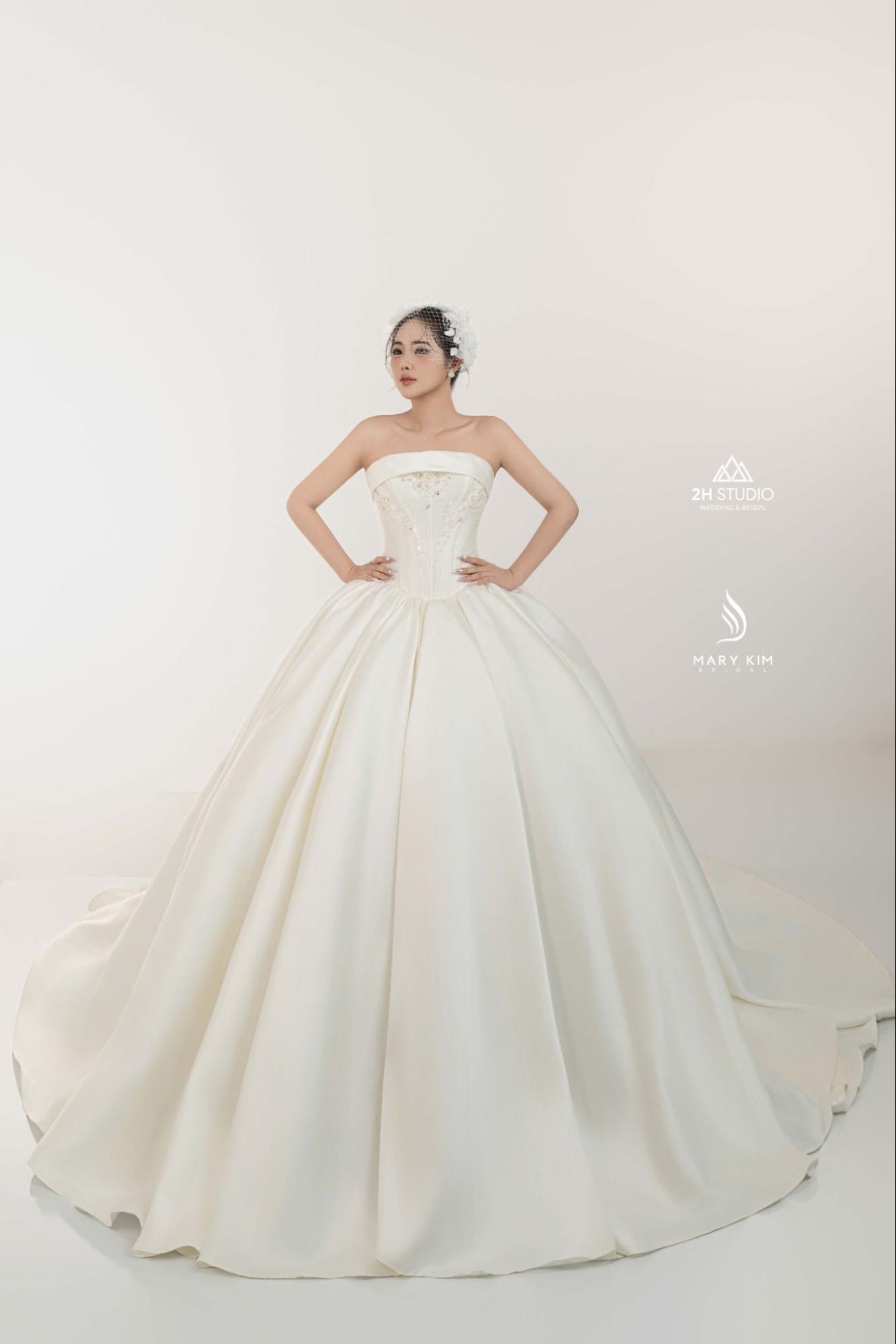 Váy cưới dáng công chúa xòe bồng