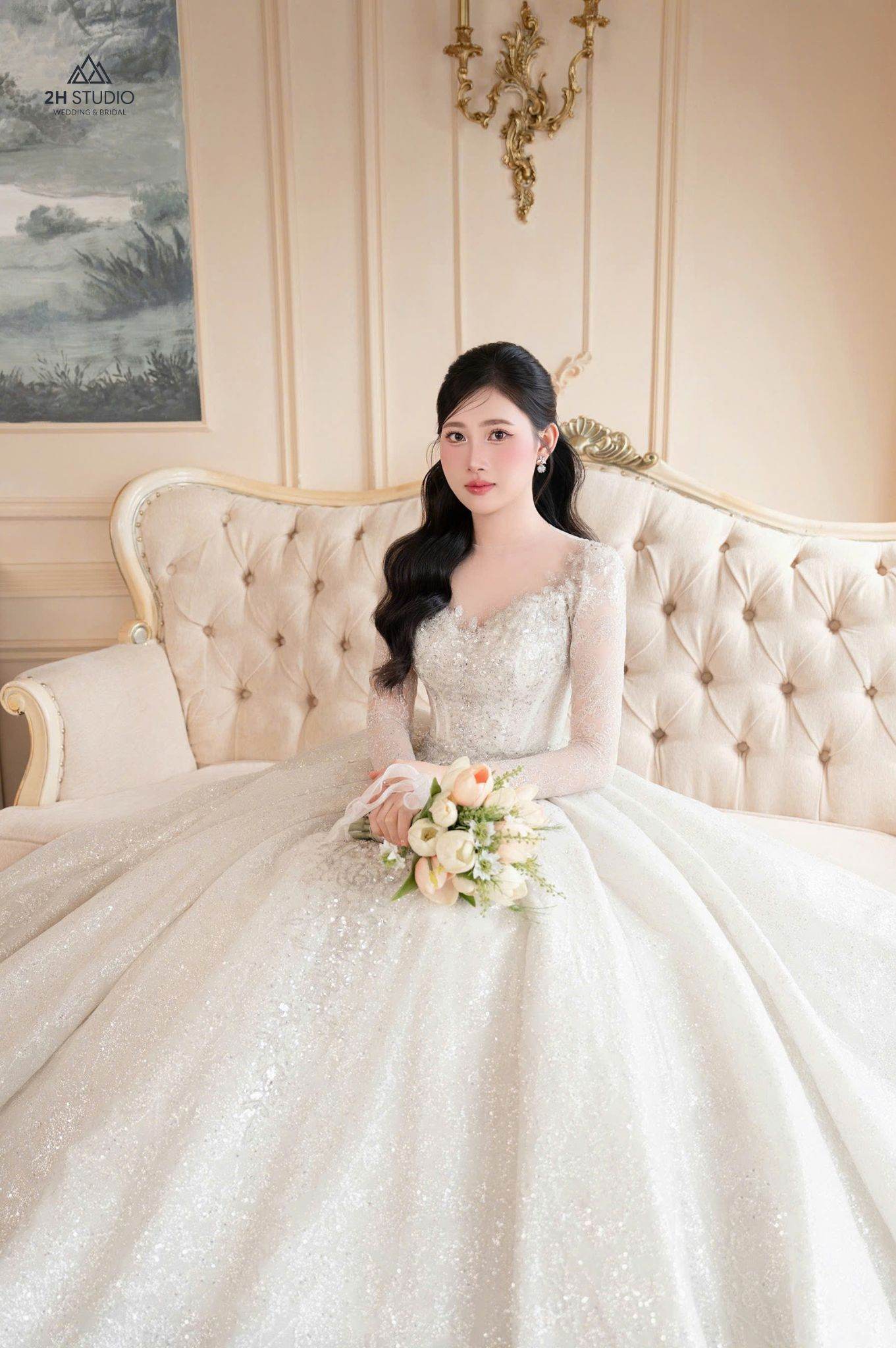 Váy cưới xếp tầng dài tay sang trọng