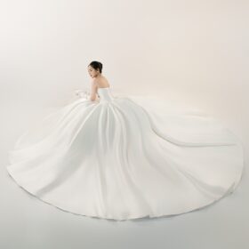 Váy cưới xếp tầng tạo hiệu ứng bồng bềnh đẹp mắt